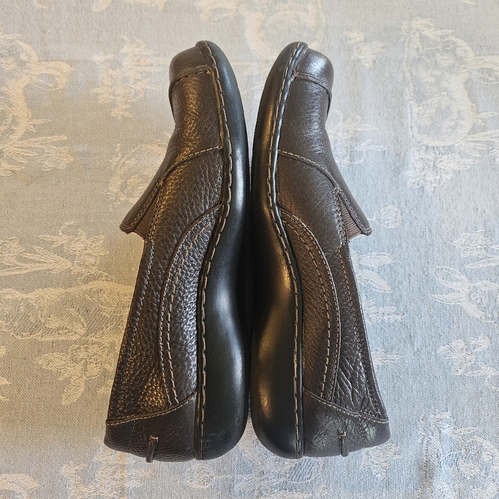 Clarks slip on shoe chocolate brown leather upper. Sz 8.5 - Picture 3 of 6